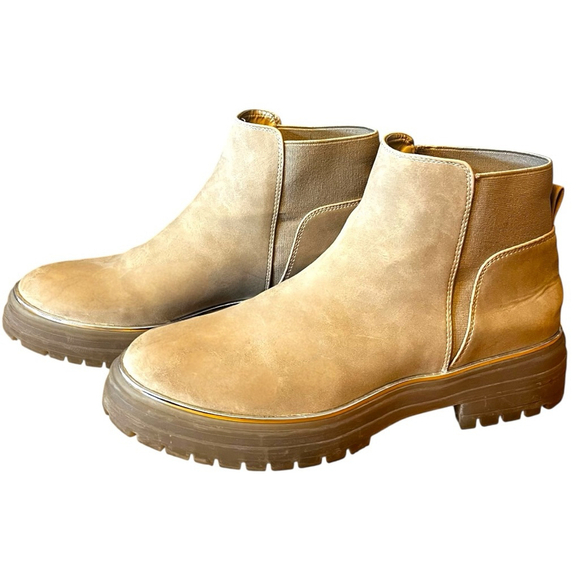 Women's Call It Spring MAXXYNE Beige Silver Platform Chelsea Boots US 9 - Picture 2 of 11